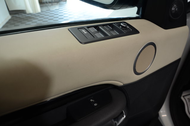 Vehicle image 10 of 40