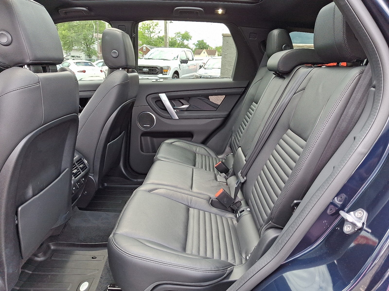 Vehicle image 11 of 32