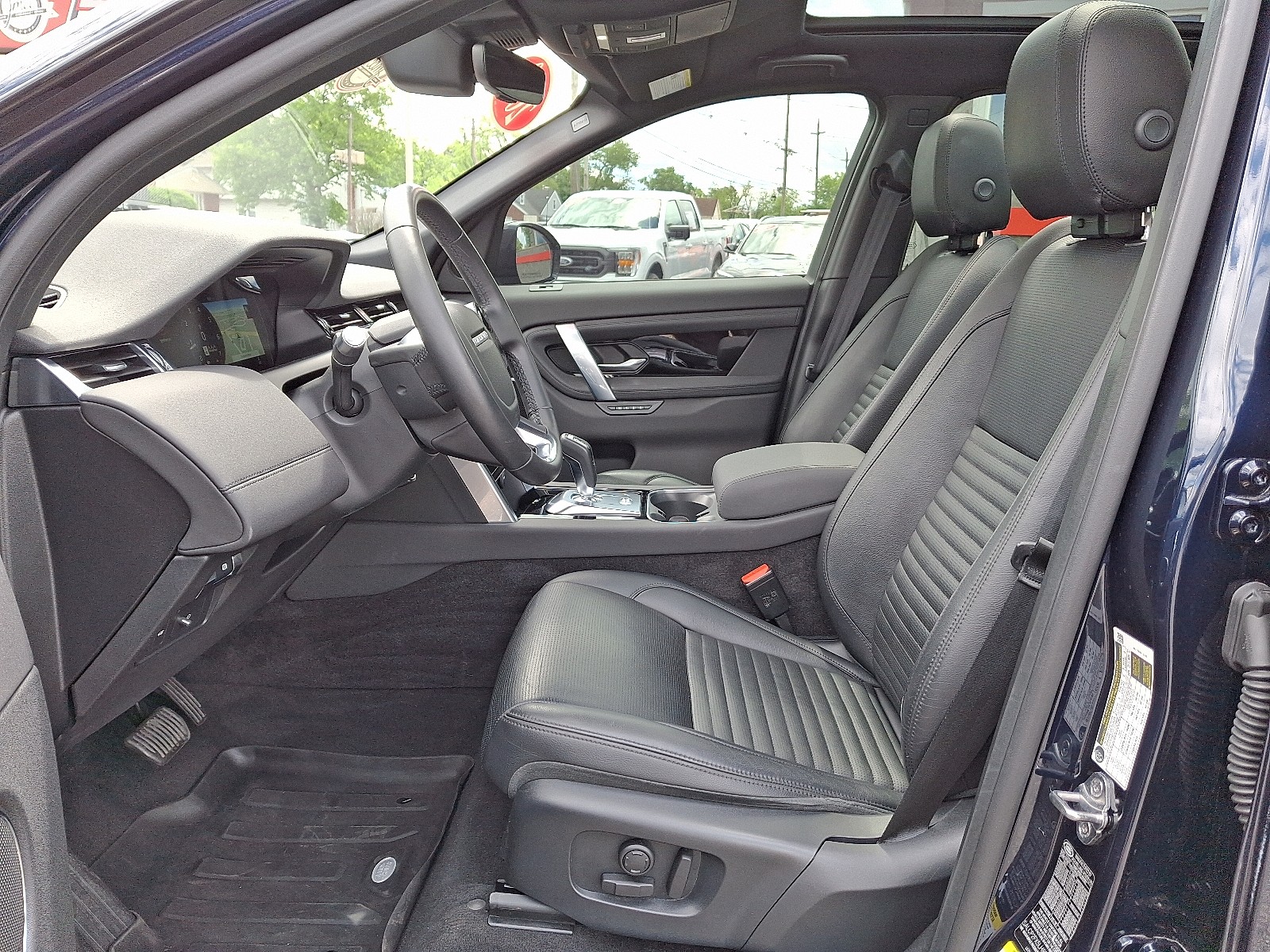 Vehicle image 14 of 32