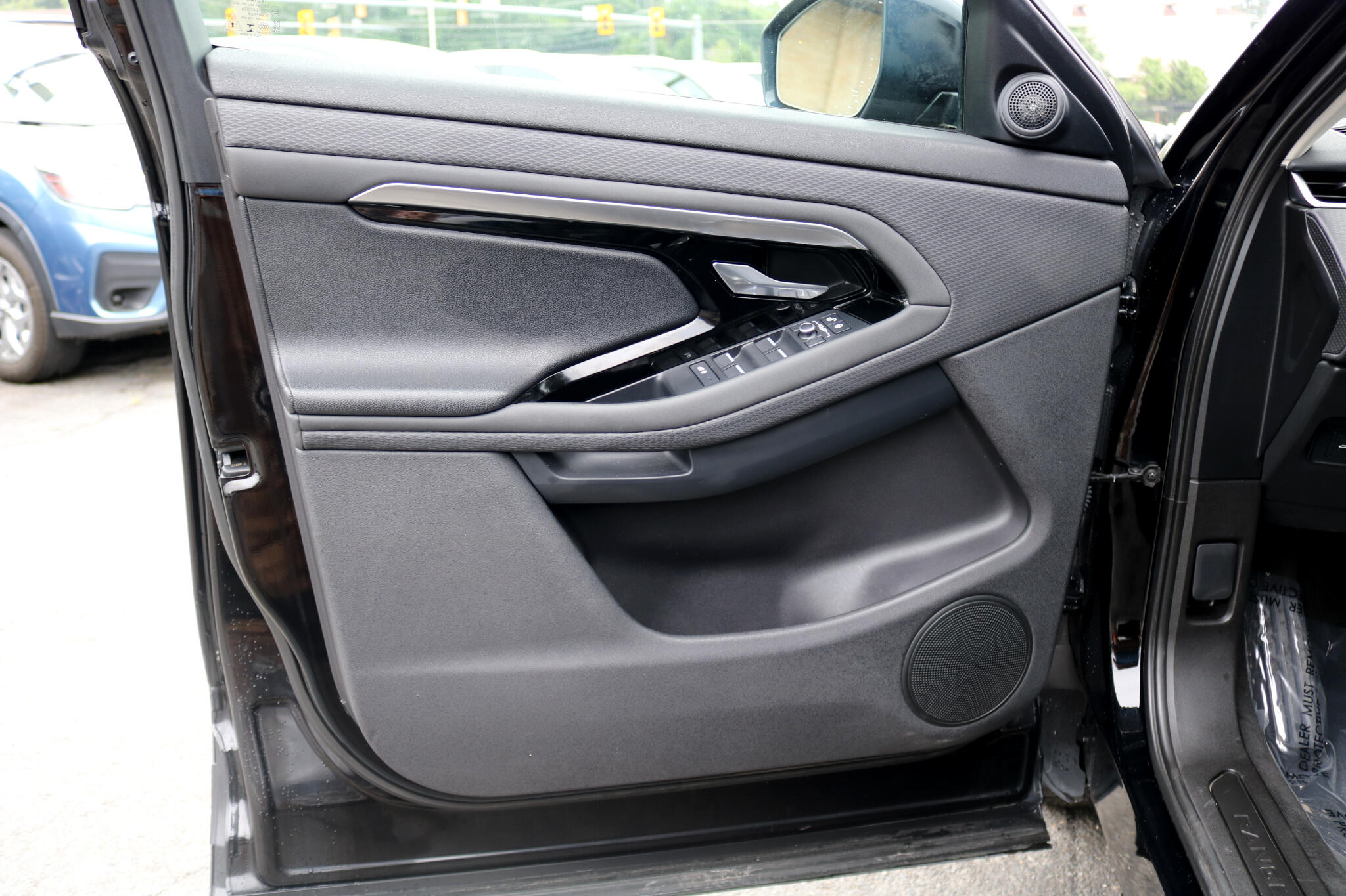 Vehicle image 28 of 46