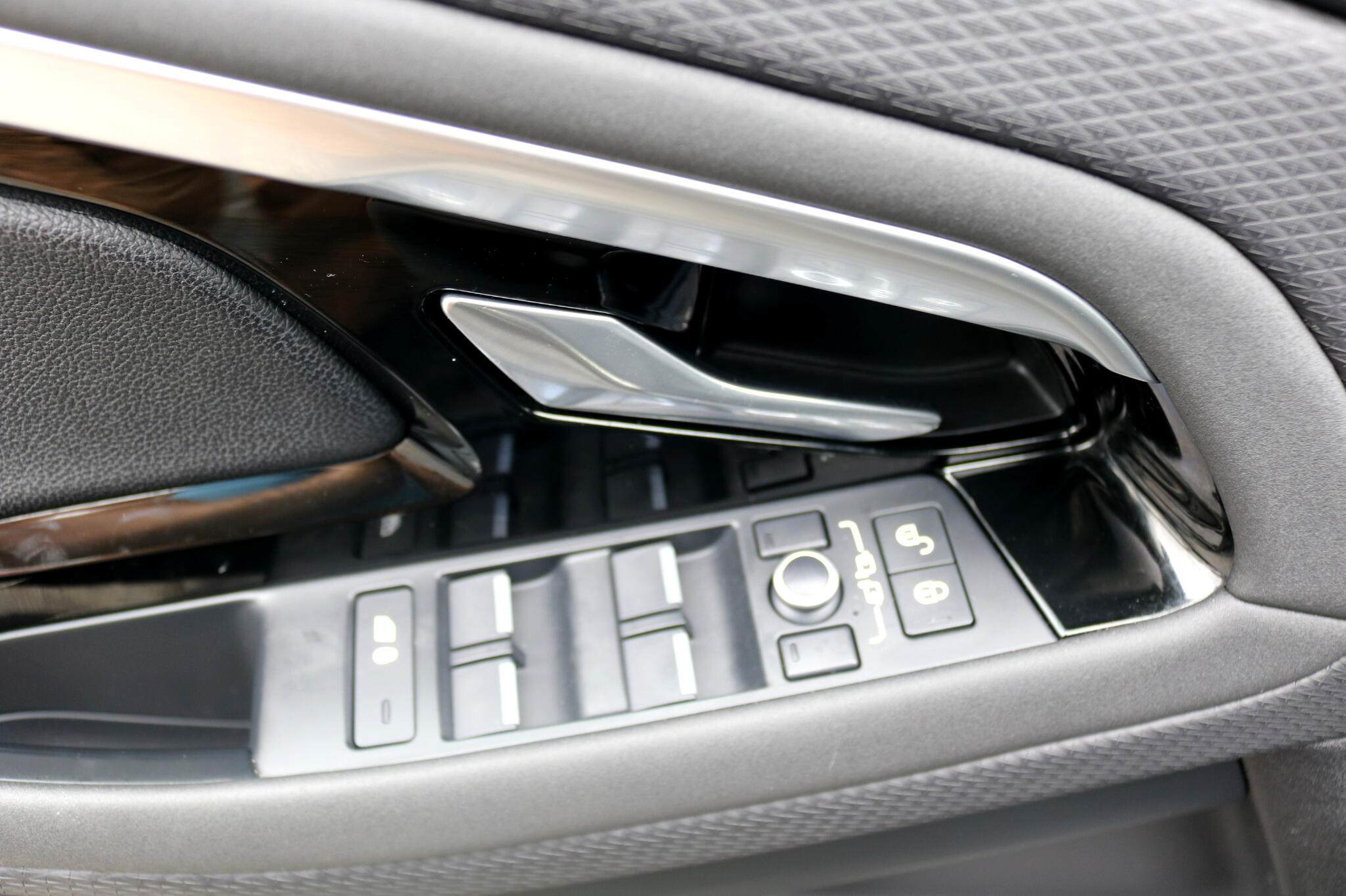 Vehicle image 31 of 46