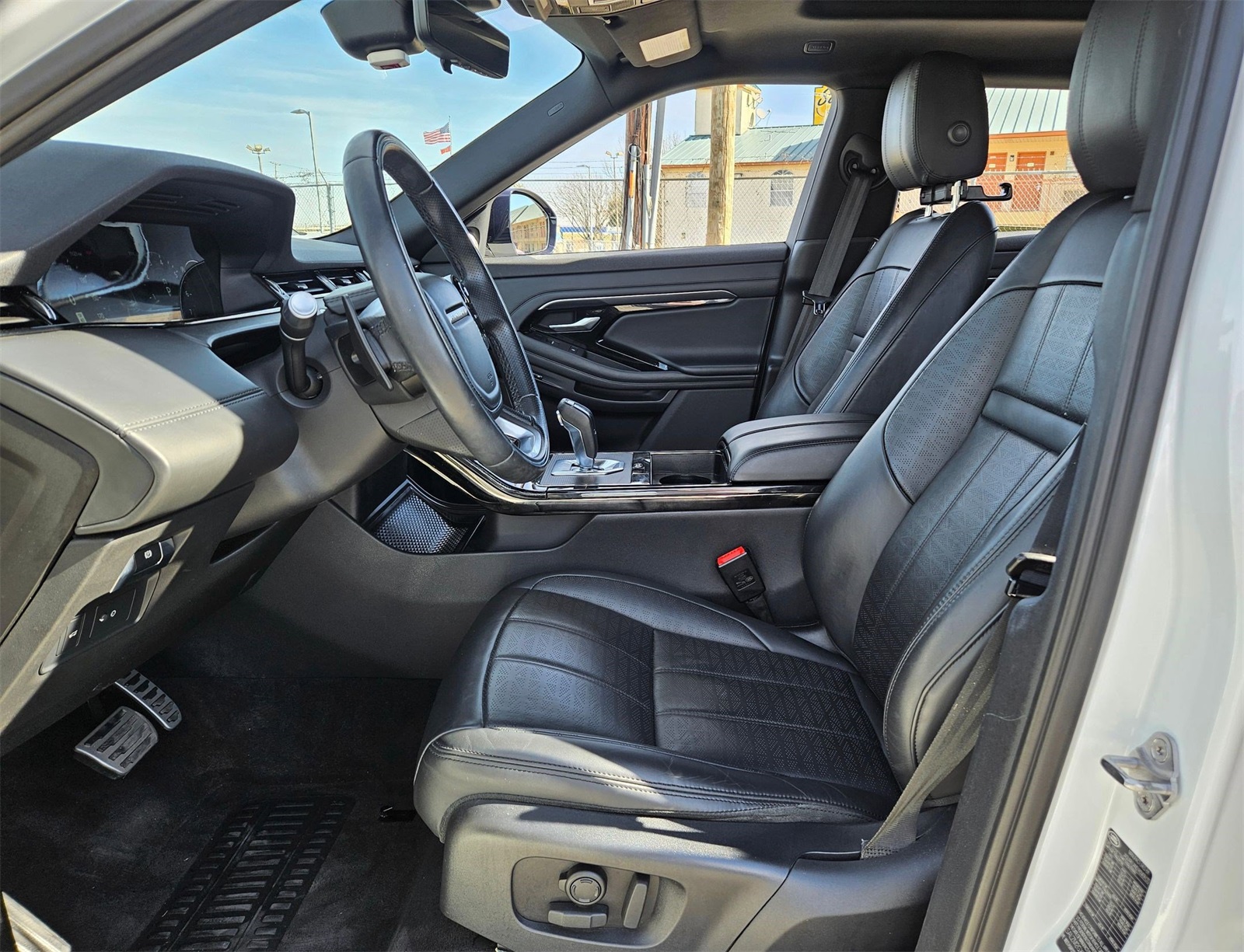 2020 Land Rover Range Rover Evoque R-Dynamic HSE Image 17 of 37