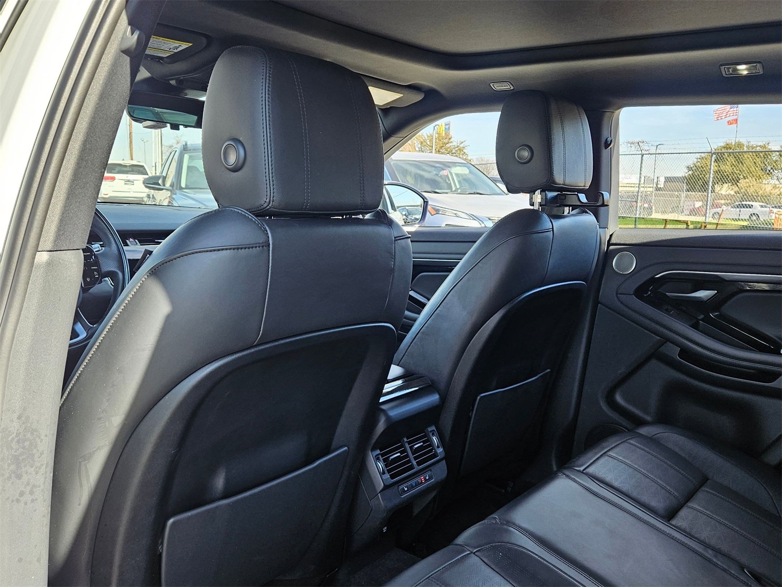 2020 Land Rover Range Rover Evoque R-Dynamic HSE Image 18 of 37