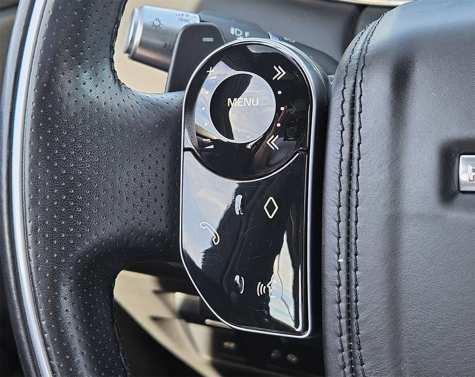 2020 Land Rover Range Rover Evoque R-Dynamic HSE Image 25 of 37