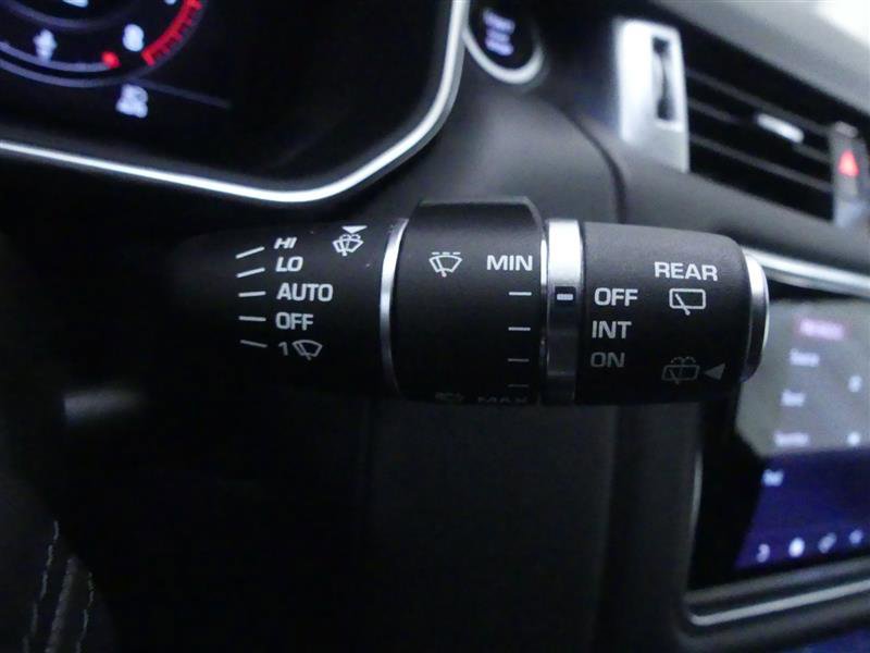 Vehicle image 23 of 32