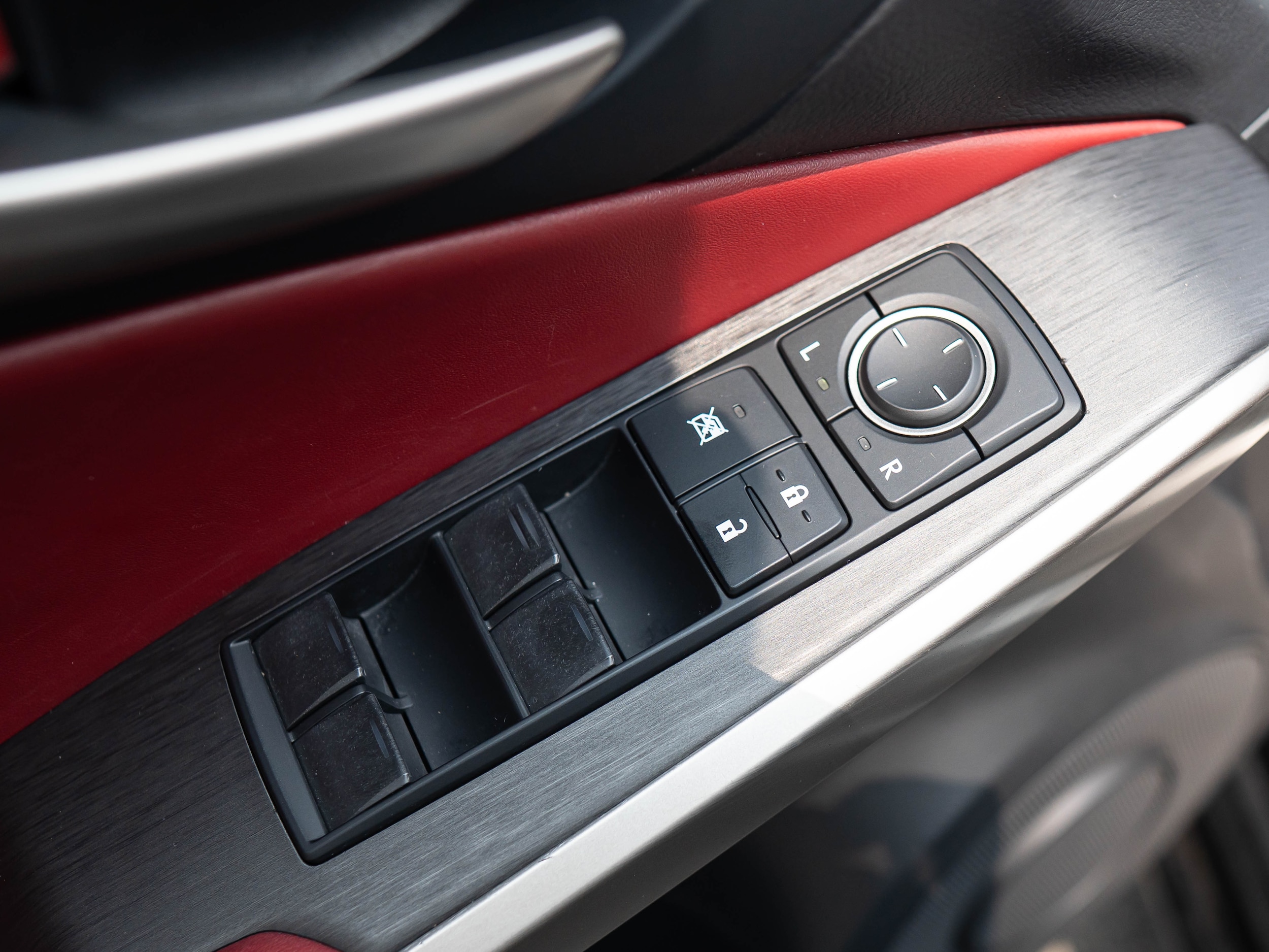 Vehicle image 40 of 52