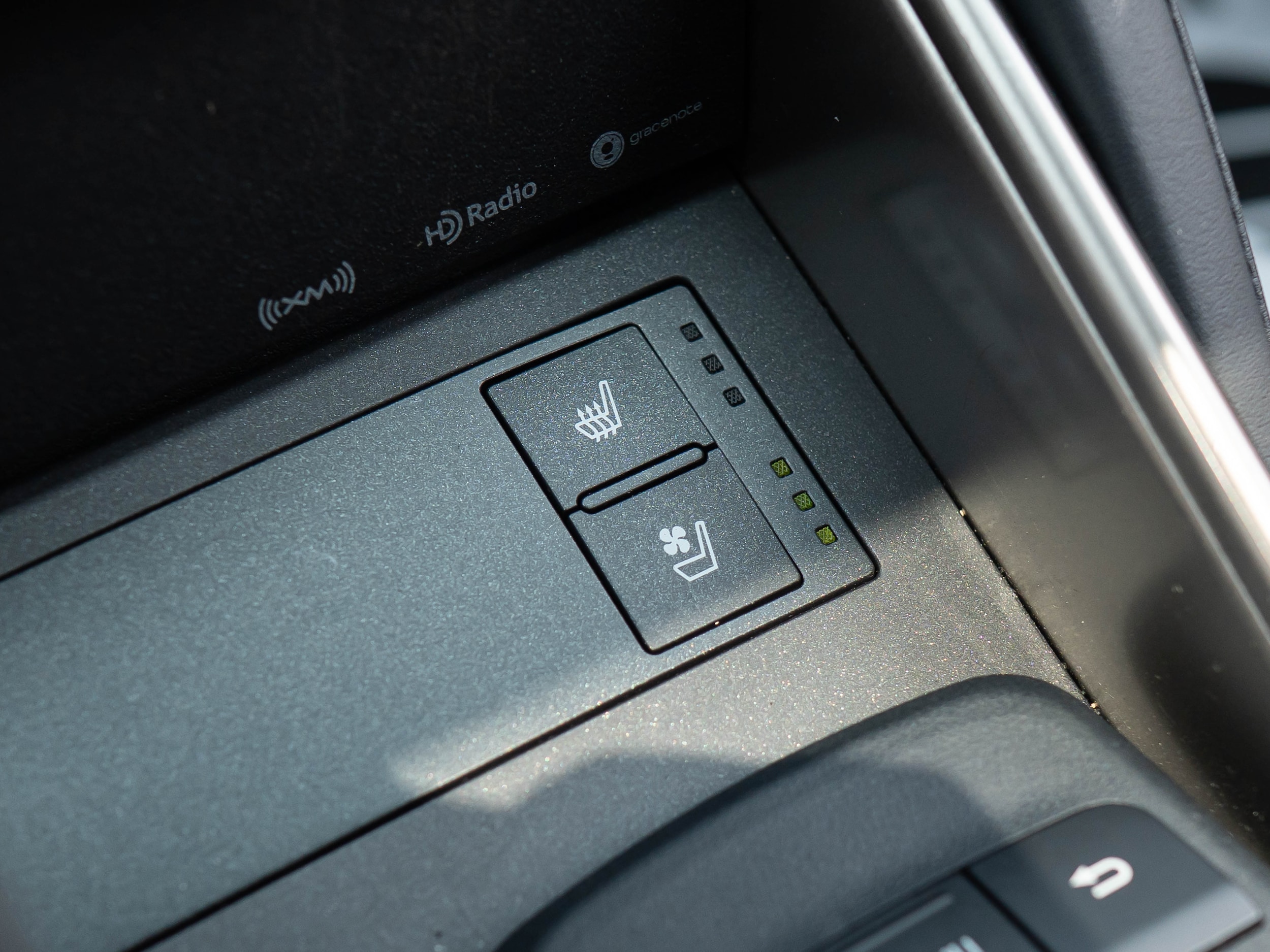 Vehicle image 33 of 52