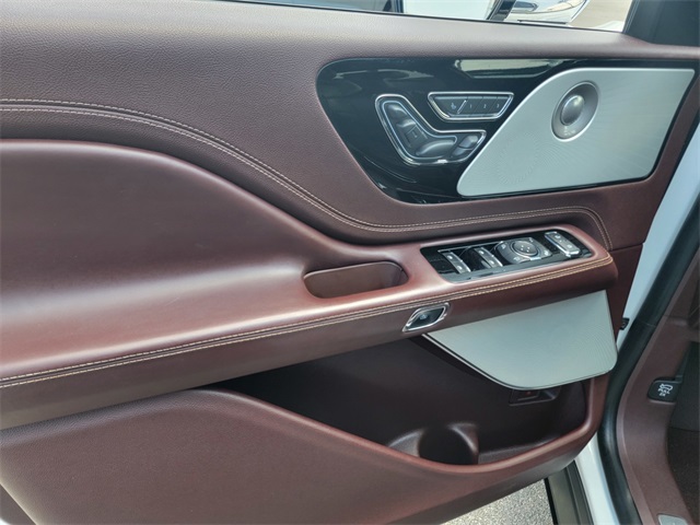 Vehicle image 19 of 28
