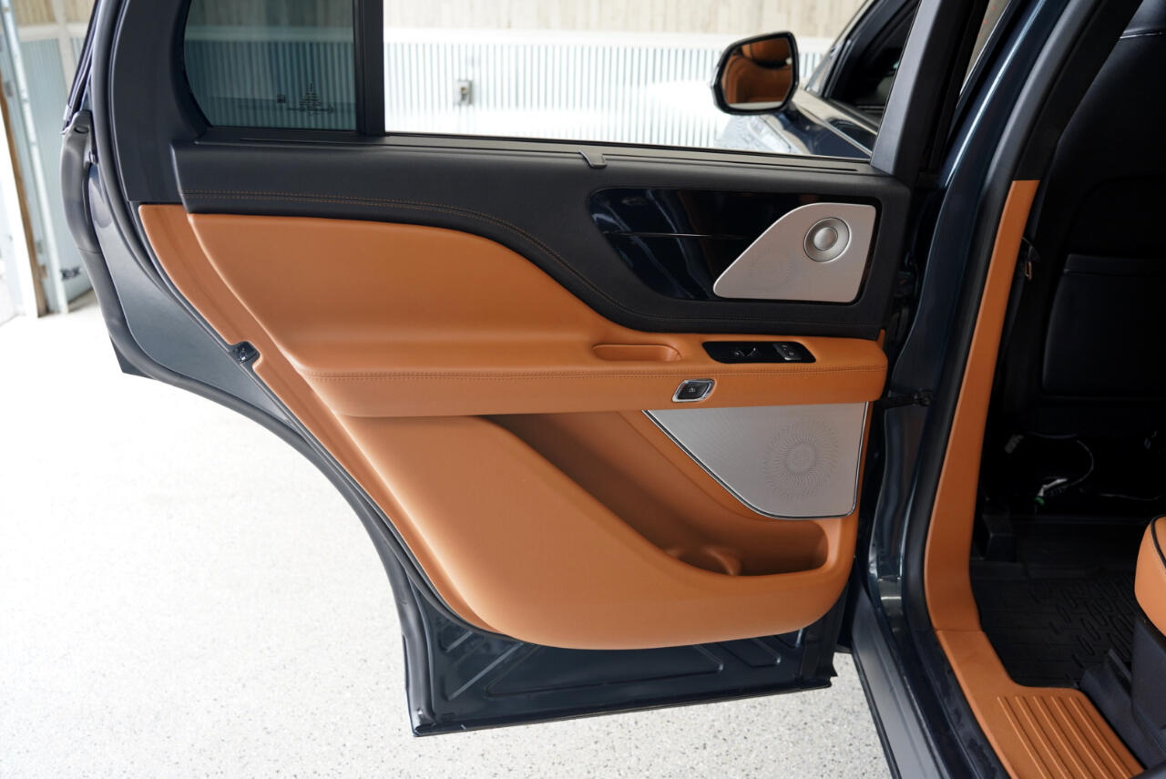 Vehicle image 34 of 40