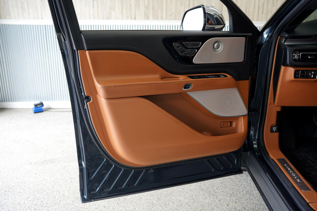 Vehicle image 27 of 40