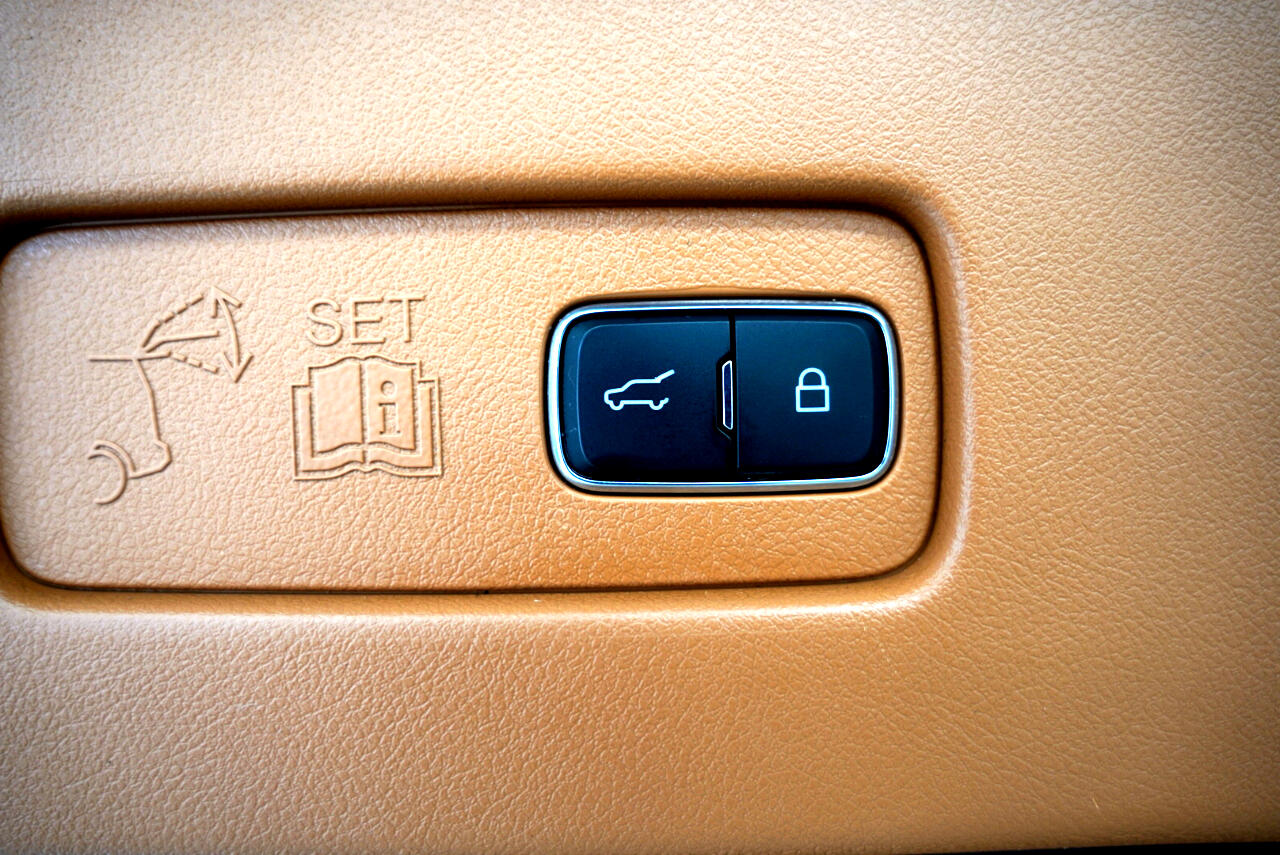 Vehicle image 37 of 40