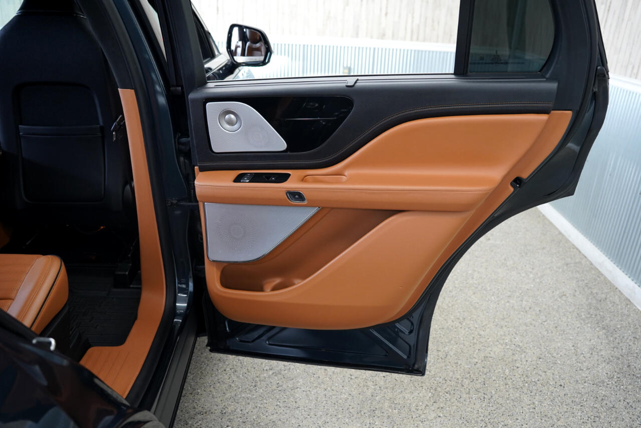 Vehicle image 35 of 40