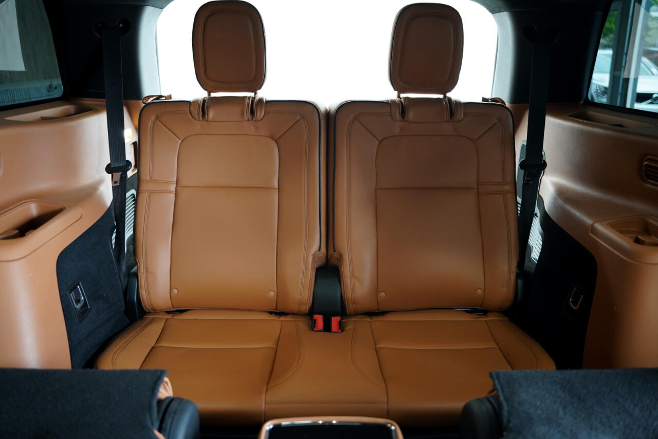 Vehicle image 36 of 40