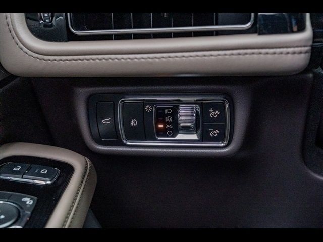 Vehicle image 35 of 37