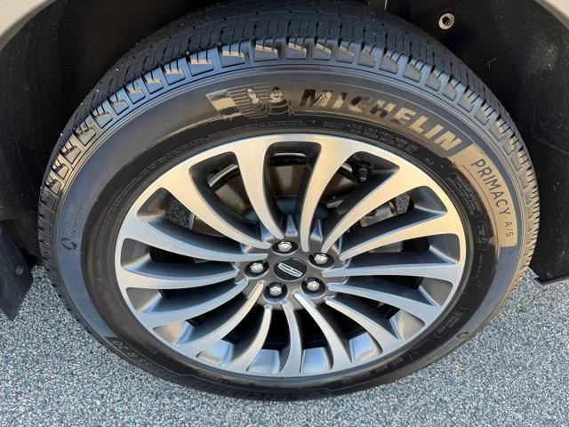 Vehicle image 13 of 42