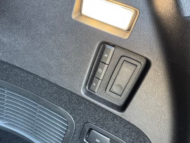 Vehicle image 33 of 42