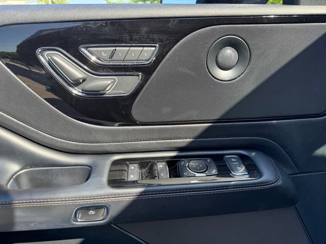 Vehicle image 29 of 42