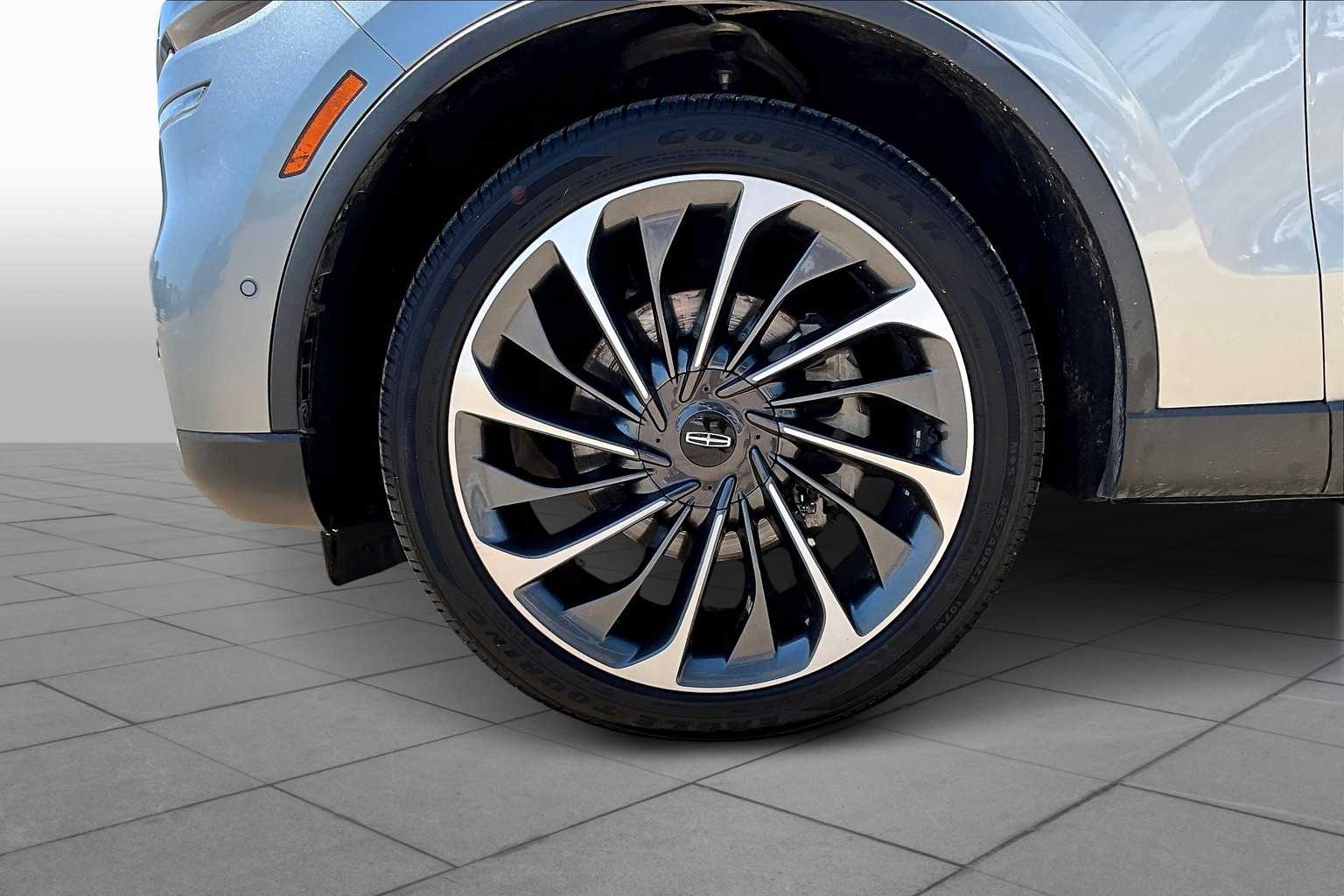 Vehicle image 9 of 34