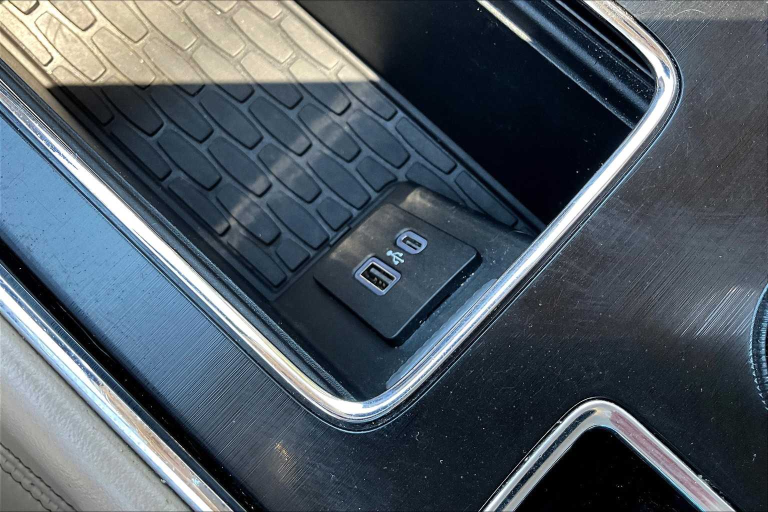 Vehicle image 31 of 34