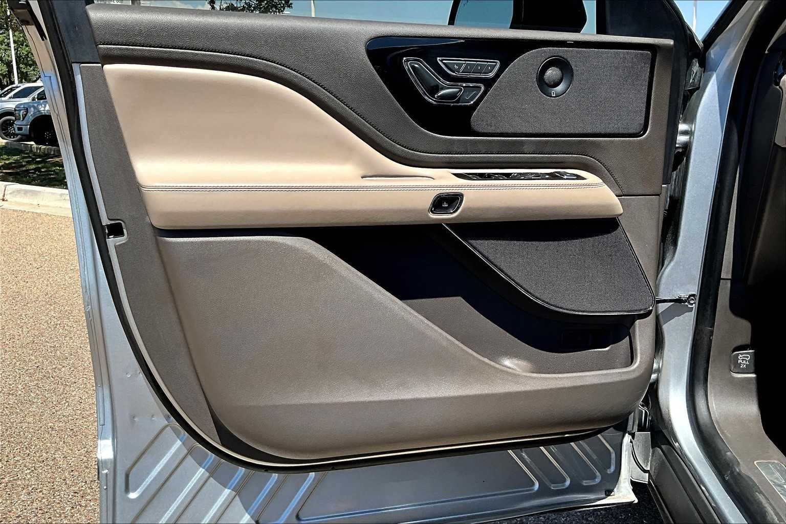 Vehicle image 20 of 34