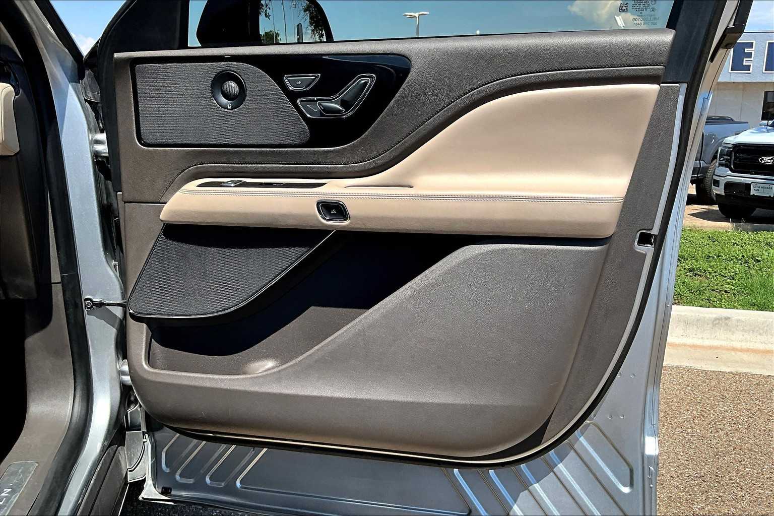 Vehicle image 21 of 34