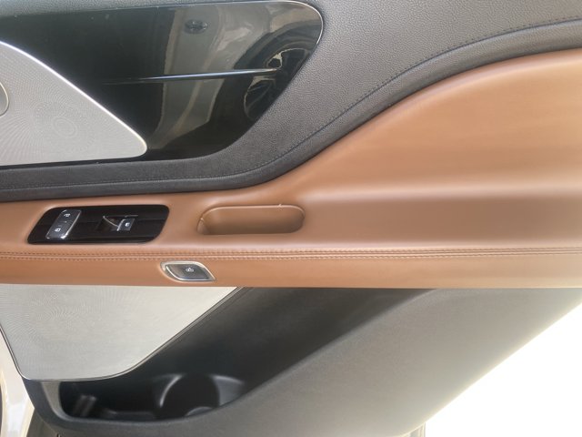 Vehicle image 17 of 20