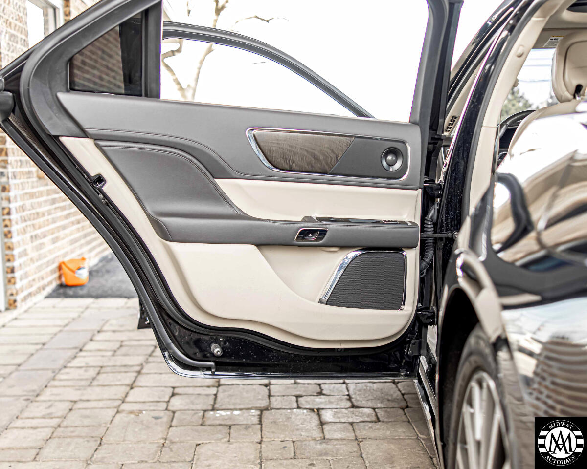Vehicle image 33 of 39