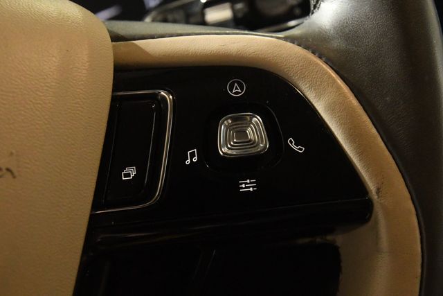 Vehicle image 23 of 26