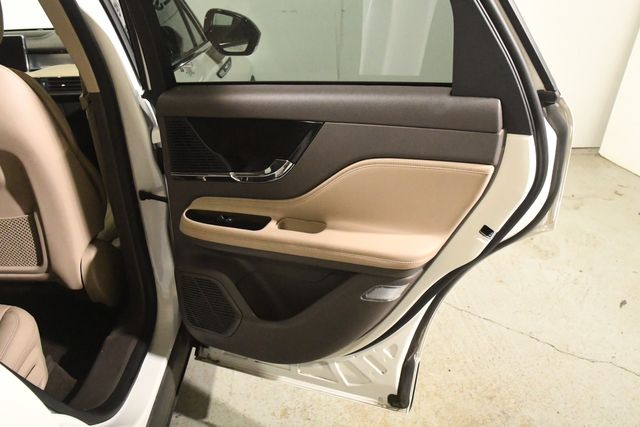 Vehicle image 21 of 26
