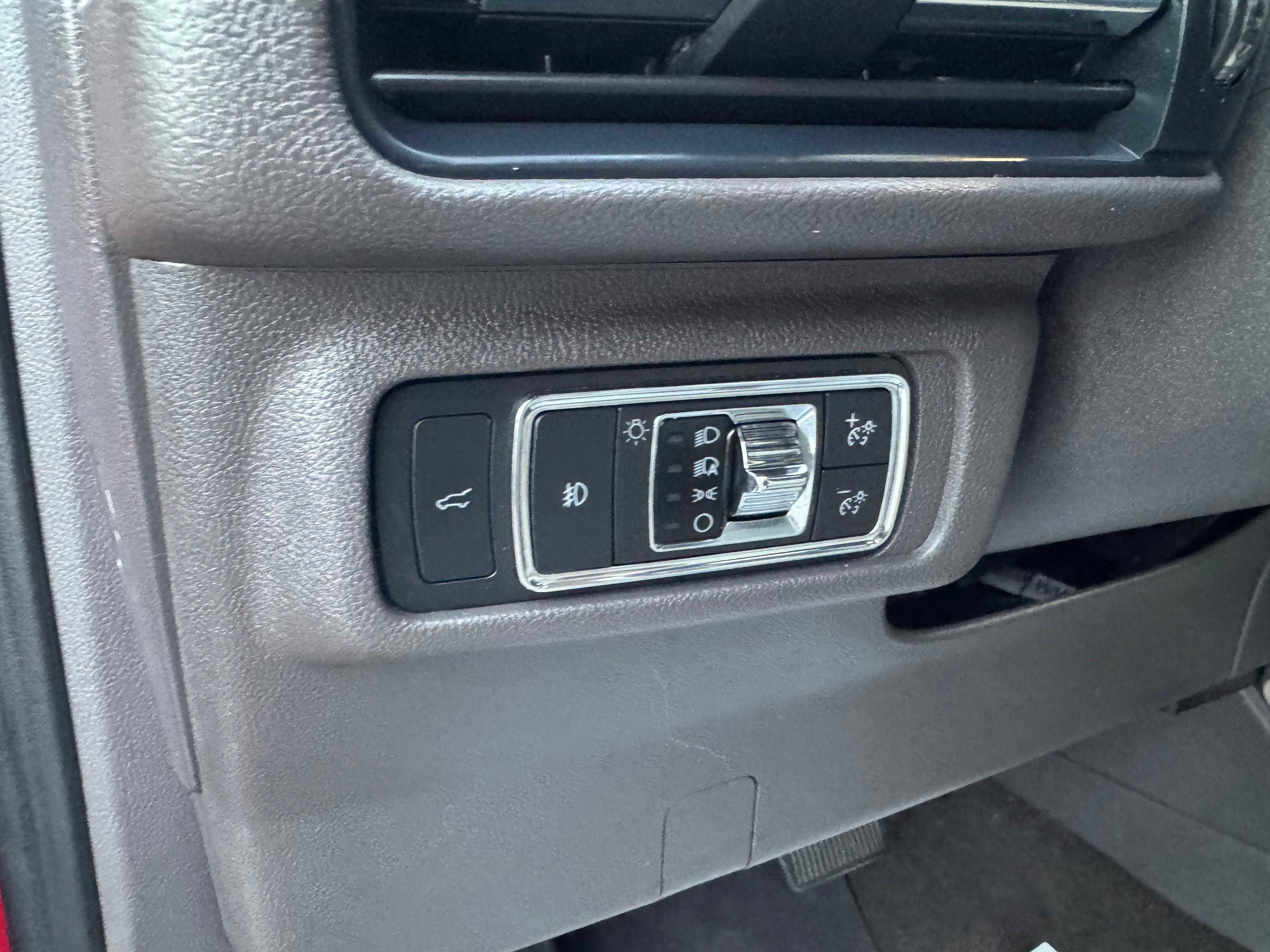 Vehicle image 33 of 80