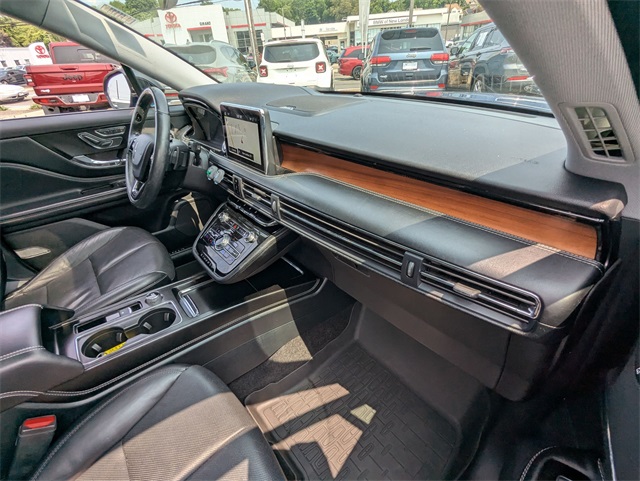 Vehicle image 25 of 28