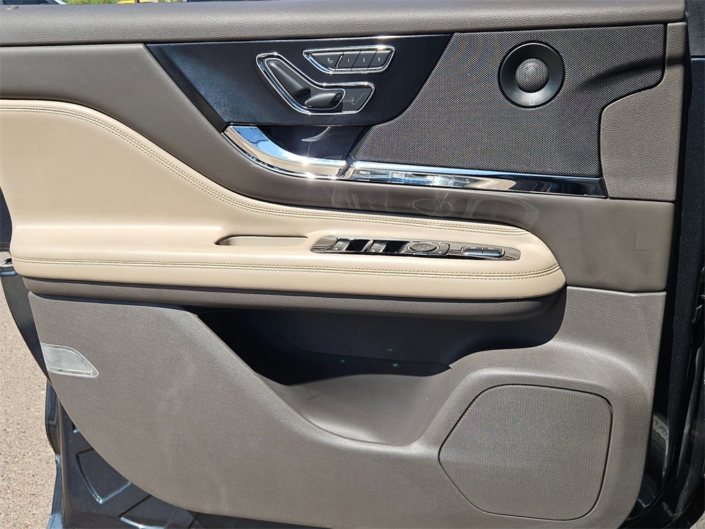 Vehicle image 24 of 30