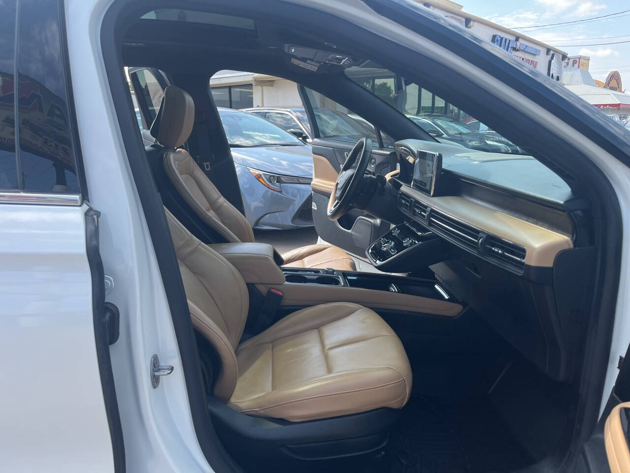 Vehicle image 19 of 21