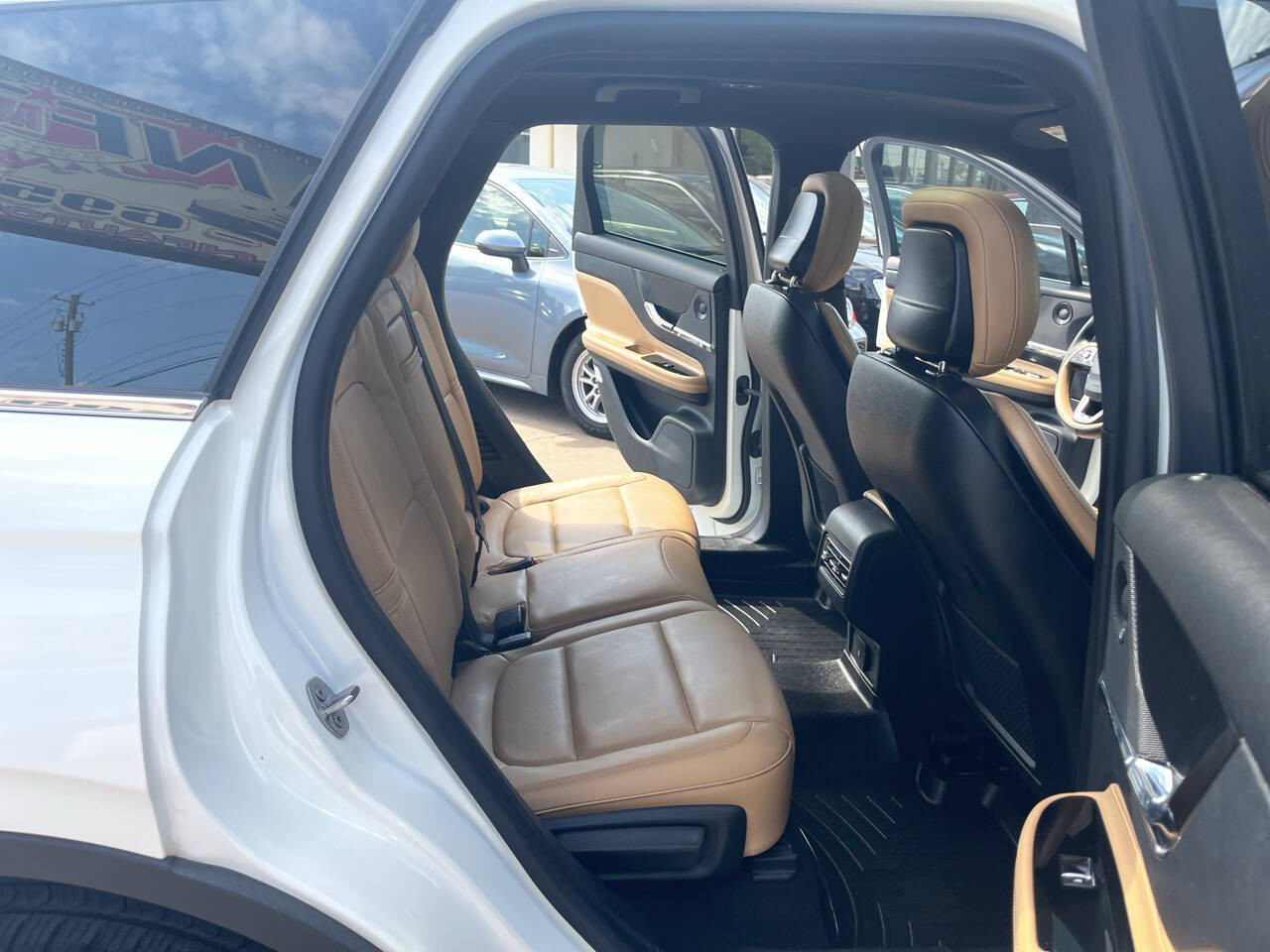 Vehicle image 18 of 21