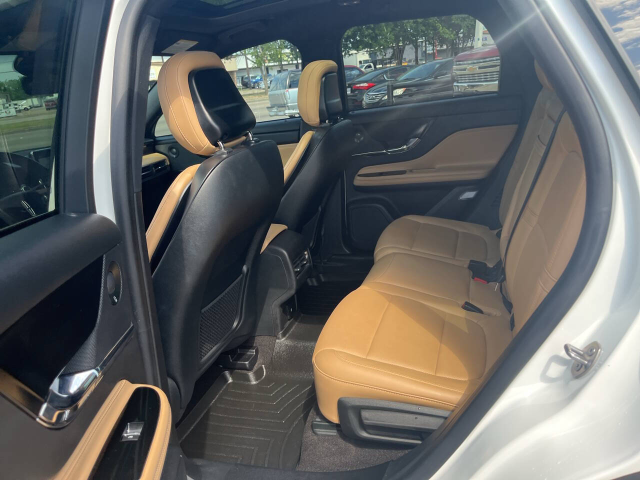 Vehicle image 14 of 21
