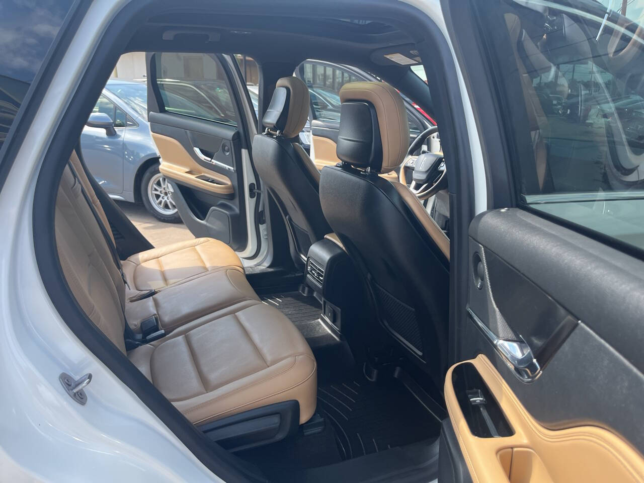 Vehicle image 17 of 21