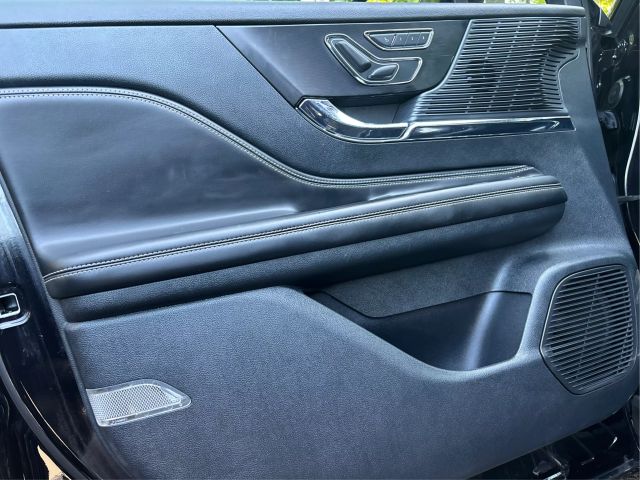 Vehicle image 25 of 40