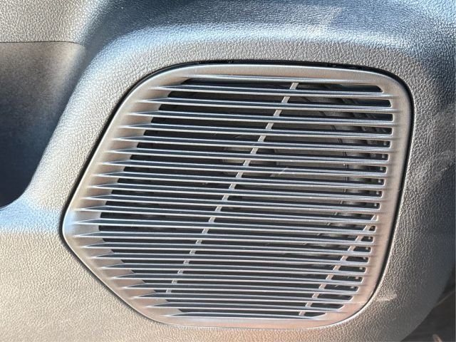 Vehicle image 27 of 40