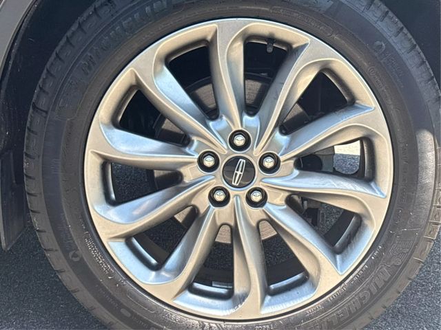 Vehicle image 10 of 40