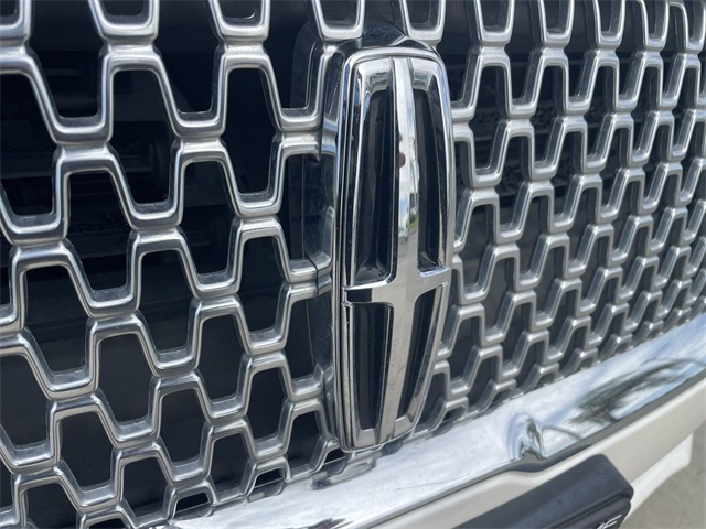 Vehicle image 31 of 35
