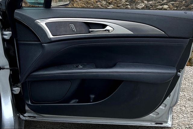 Vehicle image 25 of 32