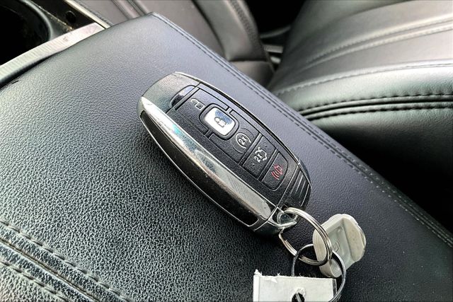 Vehicle image 27 of 32