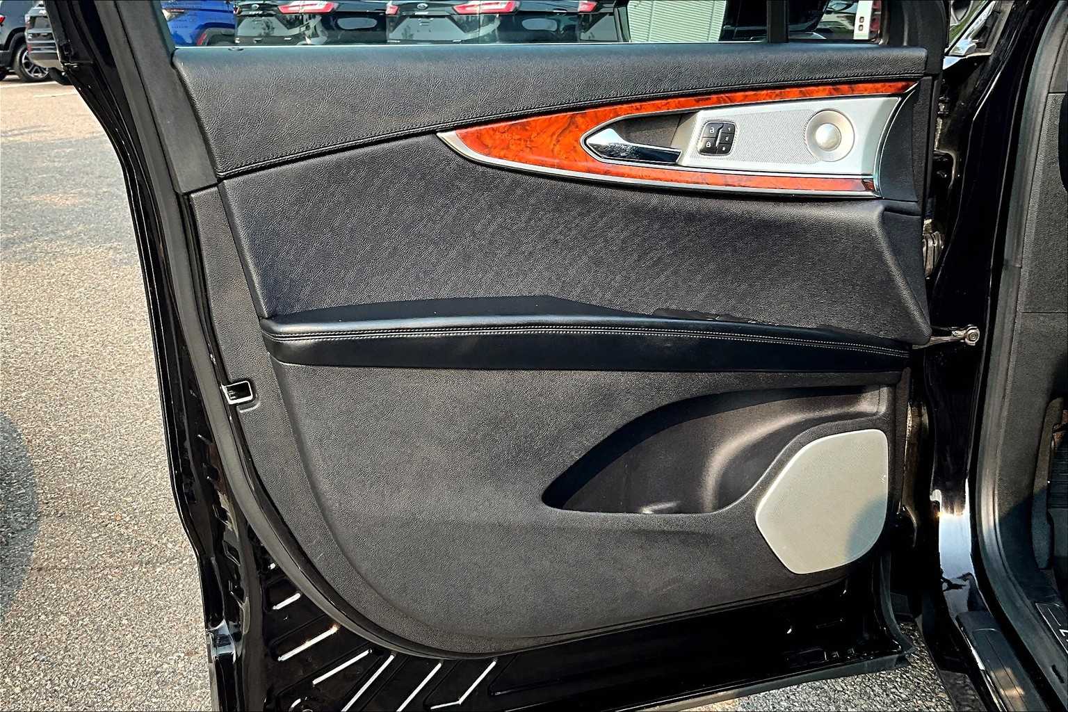 Vehicle image 26 of 34