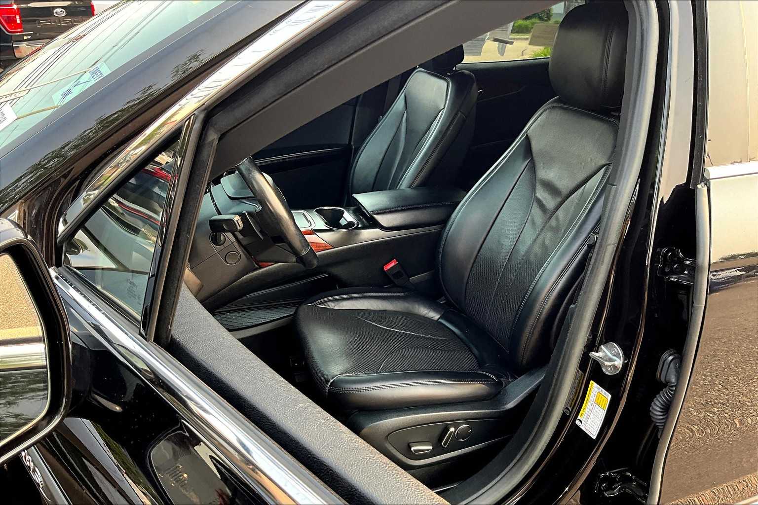Vehicle image 14 of 34