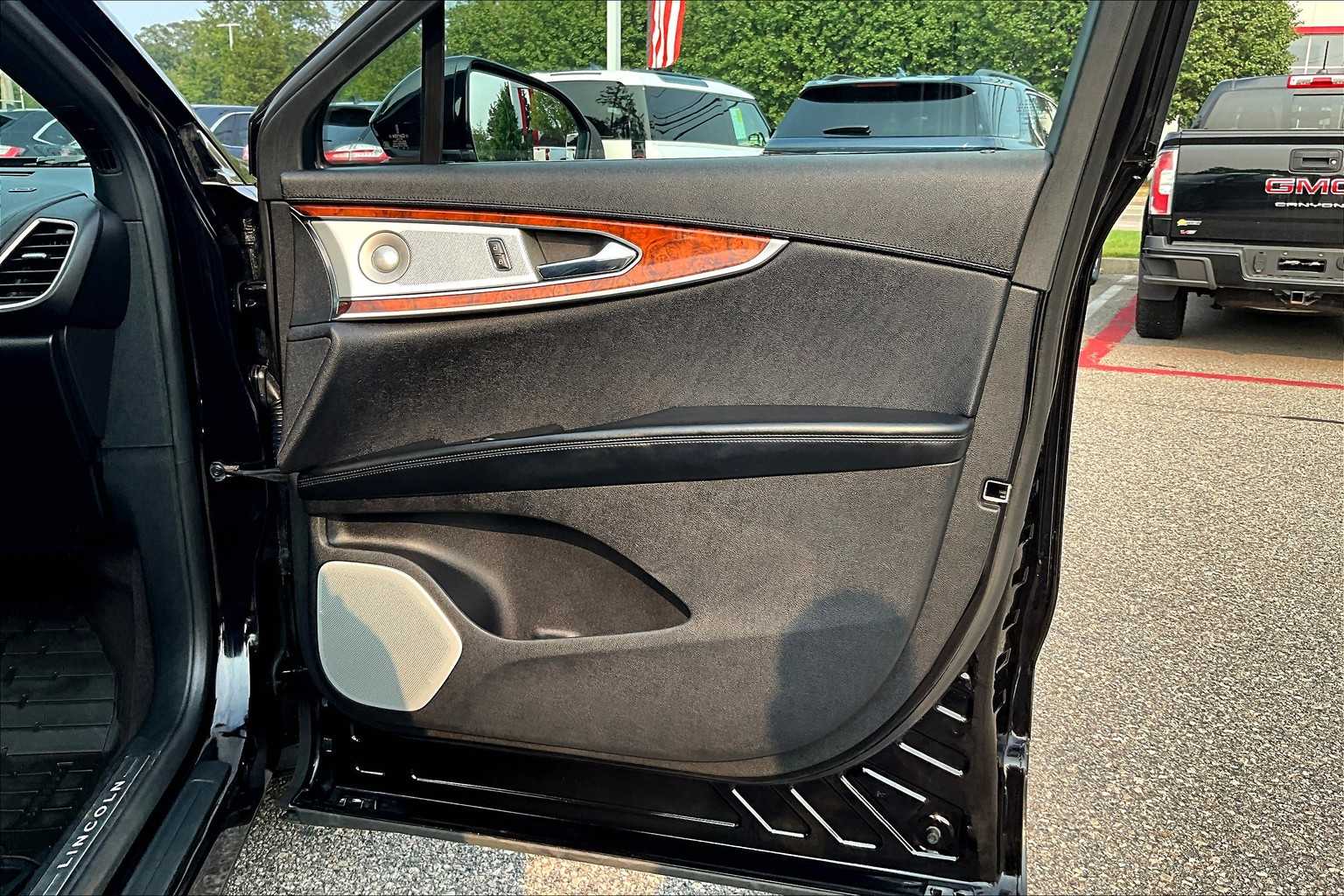 Vehicle image 32 of 34