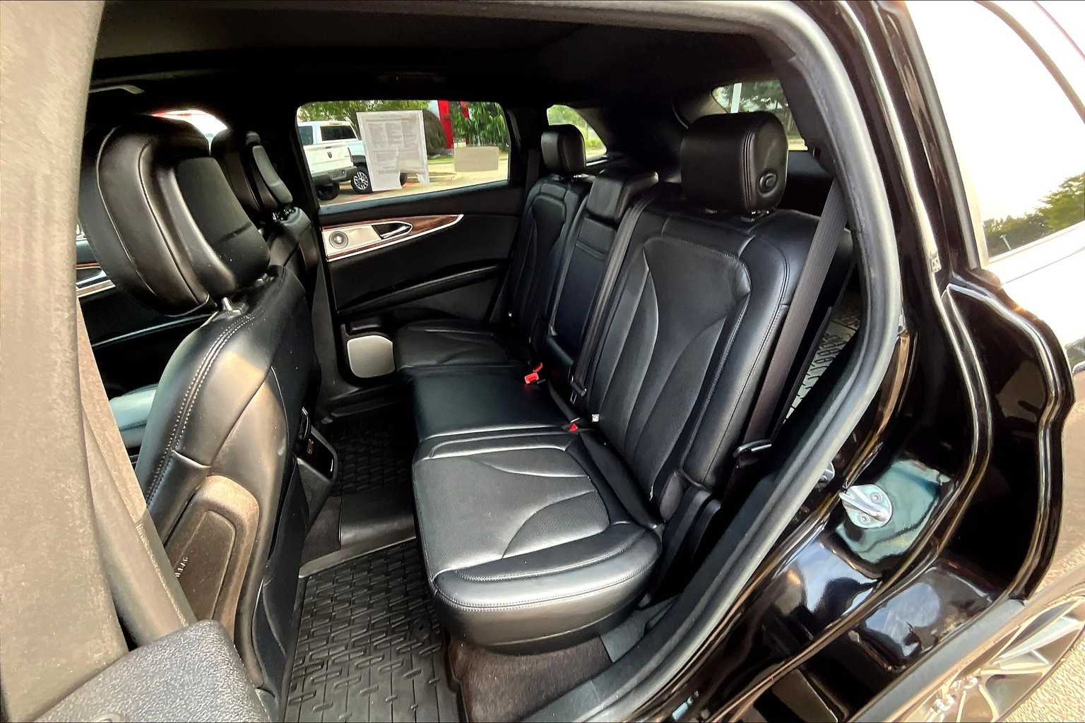 Vehicle image 13 of 34