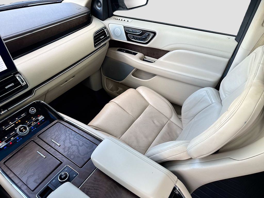 2020 Lincoln Navigator L Reserve Image 26 of 32