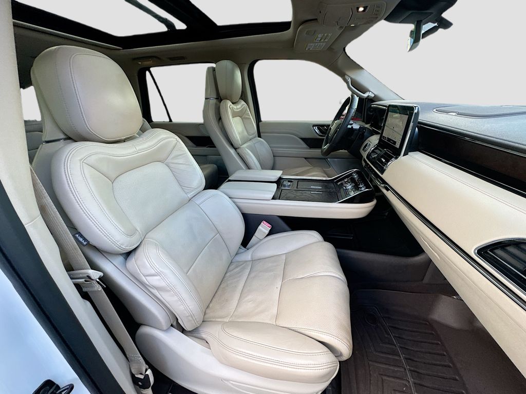 2020 Lincoln Navigator L Reserve Image 16 of 32