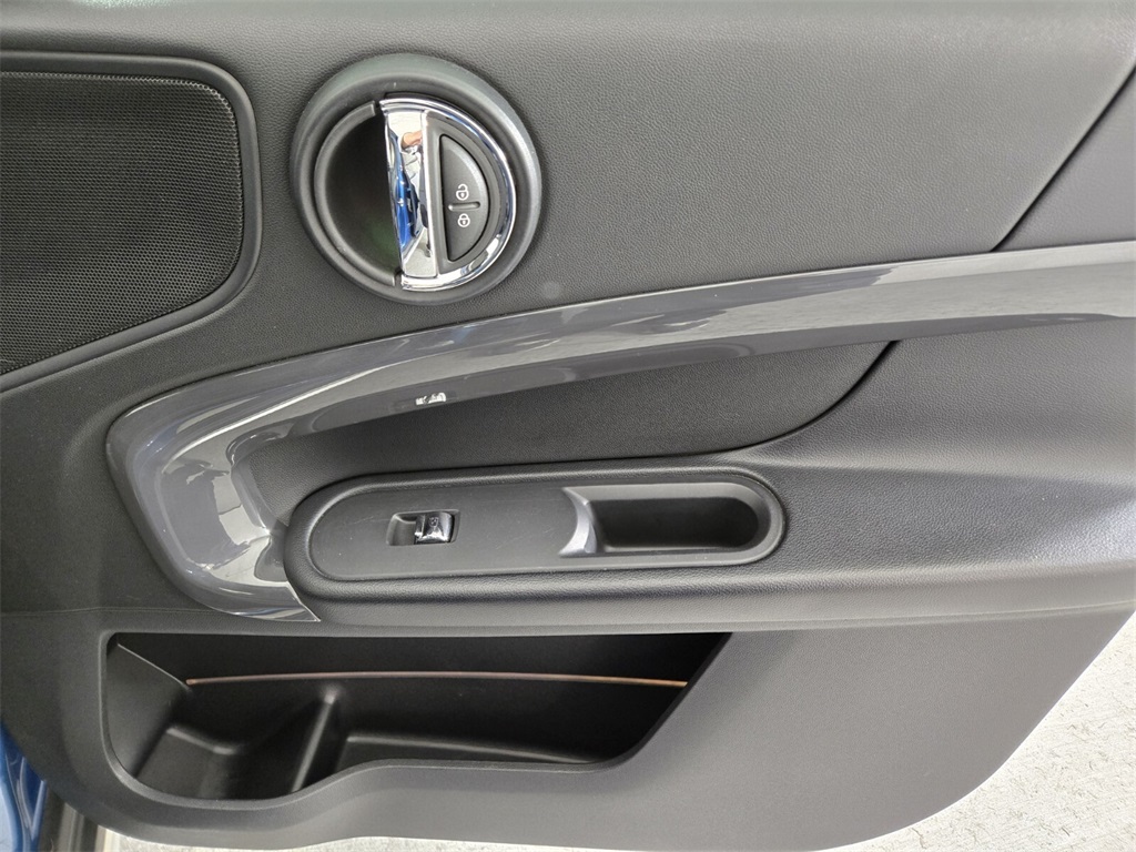 Vehicle image 25 of 35