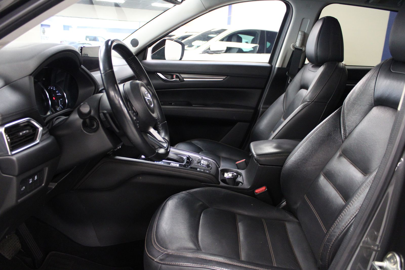 Vehicle image 14 of 28